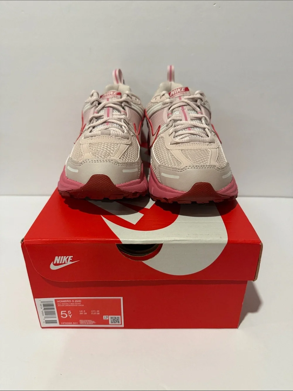 Vomero 5 ‘Silt Red / Peony’ (GS) Sz: 5.5 / 6 (HF6998-601)
